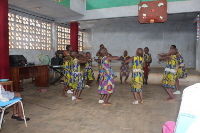 dansetraditionnelleexcuteparlespensionnaires2.jpg