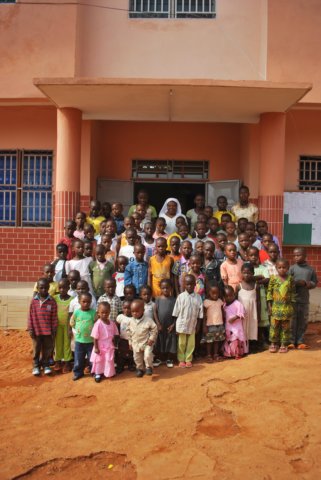 photodefamilledespensionnairesaveclarvrendesoeurdirectricefondatrice.jpg